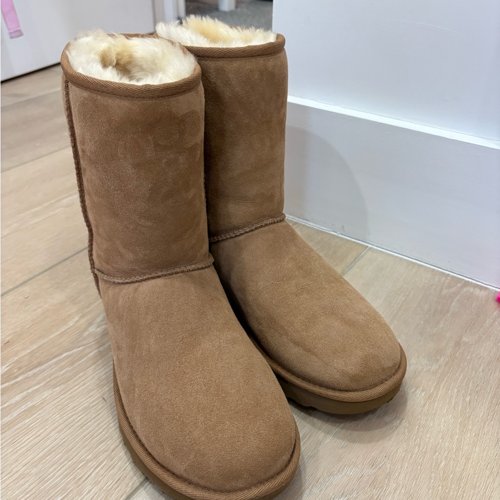 NWOT UGG women’s classic short boot II, US WOMEN’S 8